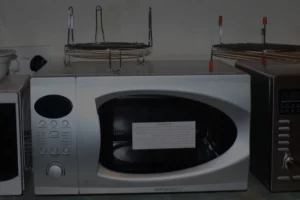 How do you repair the handle and door of a microwave?