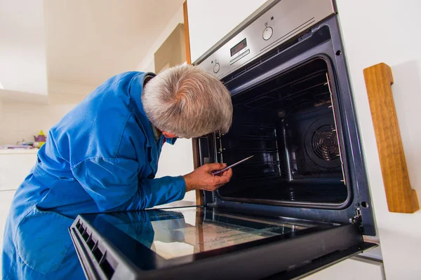 How Much Does Oven Repair Cost in 2024?